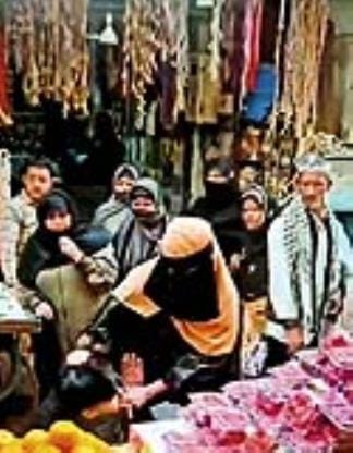 Woman slaps young man 14 times in 50 seconds in market for molestation