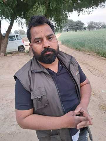 Bikaner News: The smuggler who was caught by the police escaped with the car of the SHO
