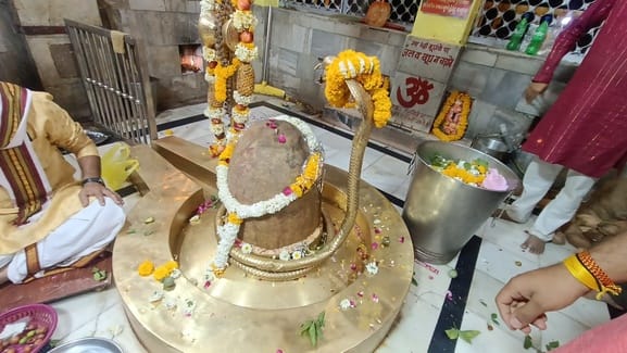 Mahashivratri, there was a long queue of devotees till late night at  famous Bilawali temple of Dewas
