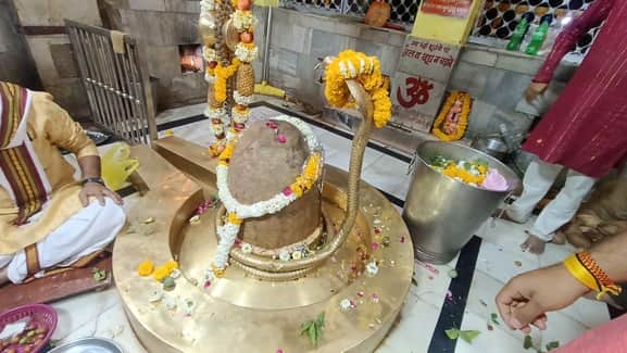 बिलावली शिव मंदिर में भक्तों की भीड़