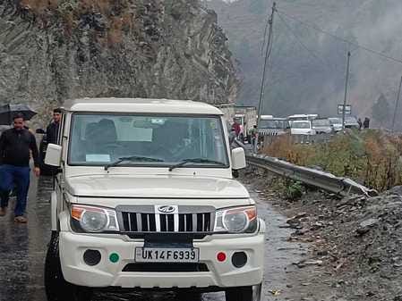 Truck overturned on Badrinath Highway, jammed, traffic halted for two hours