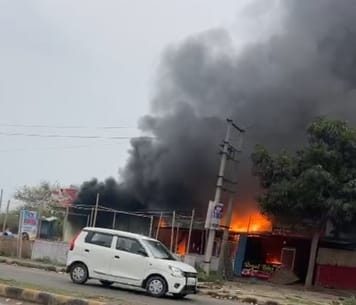 Fire broke out in two shops, two fire engines brought it under control in one hour