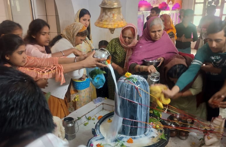 Shivalaya echoed with chants of Har Har Mahadev