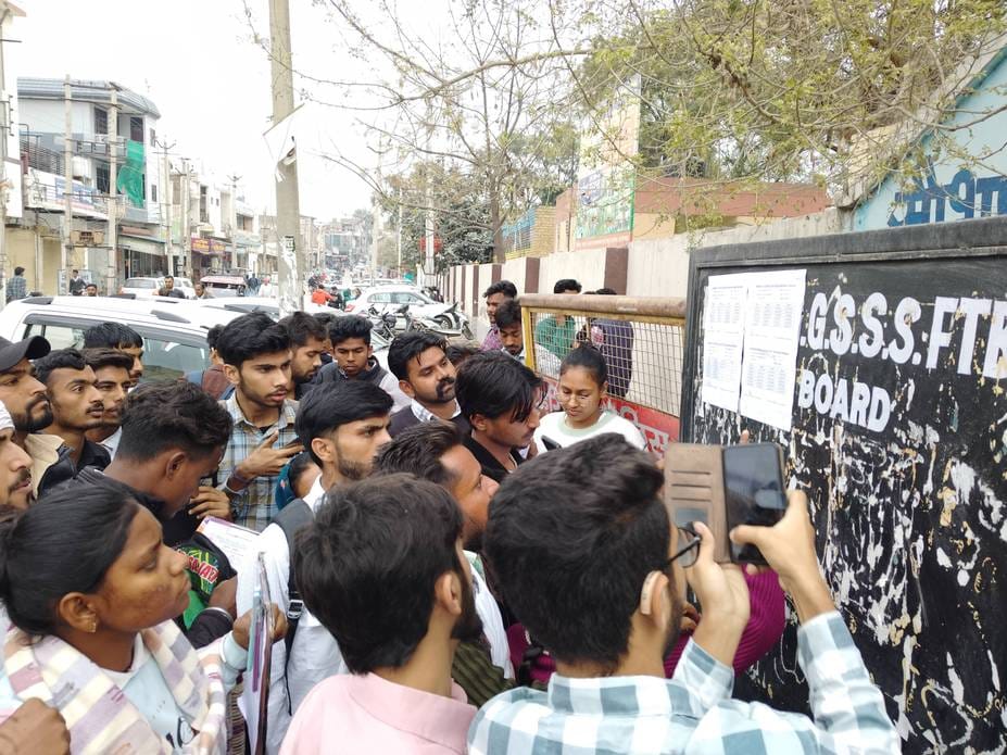 9257 students of class 12th took the English subject examination at 64 centres