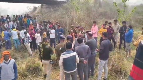 Bettiah bihar news young woman dead body found on river fear of murder police investigation today news