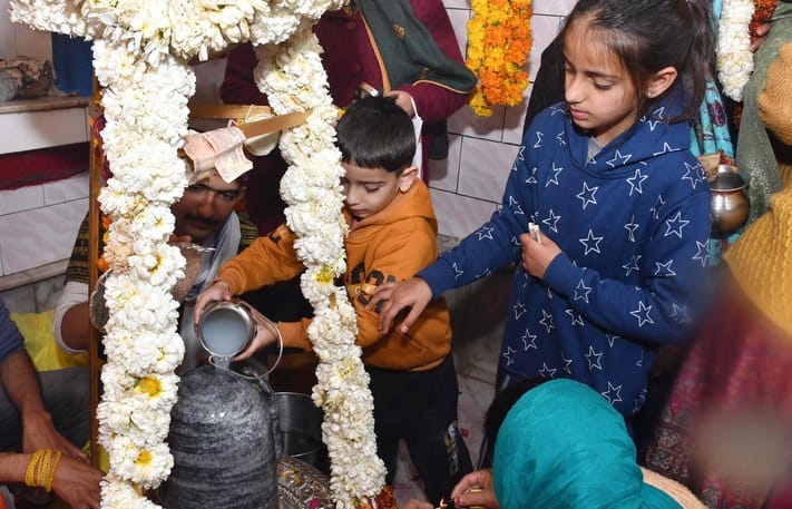 Flood of devotees gathered in the temples, prayed for happiness and prosperity to Bhole.