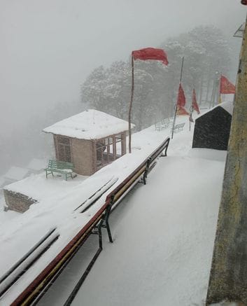 One foot fresh snowfall on Jalodijot, NH-305 closed