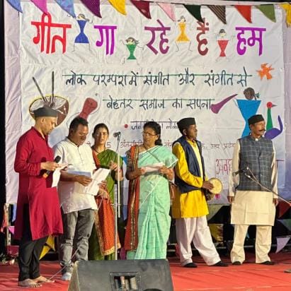 Society's pain and social harmony seen in folk songs