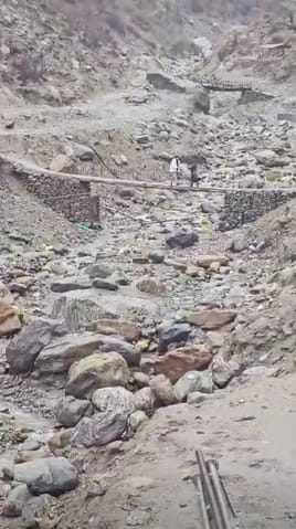 Seeing Jeera drain dry, people fled with their belongings in panic.