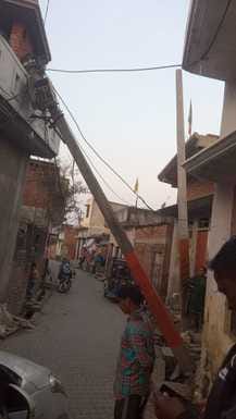 Electricity pole fell on the house, causing commotion