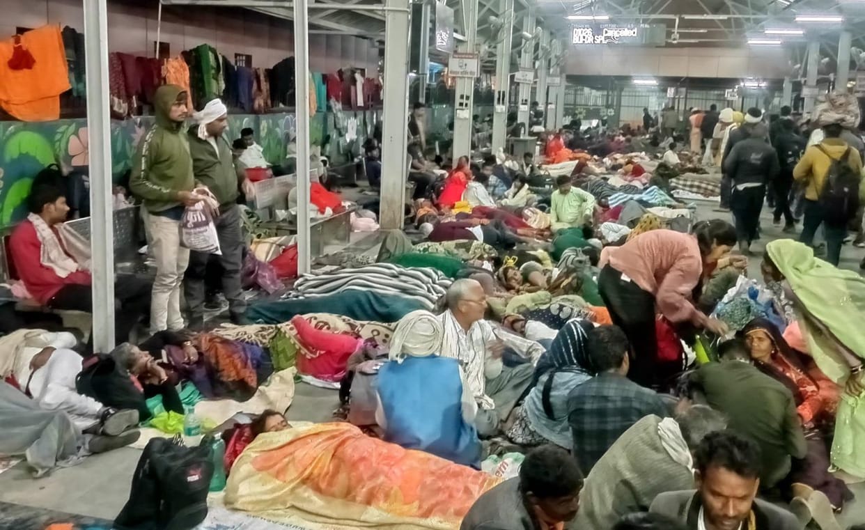 Crowd of devotees returning from Maha Kumbha gathered