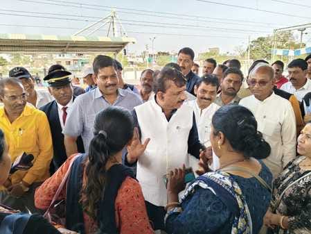 सीहोर। भोपाल सांसद आलोक शर्मा ने अचानक रेलवे स्टेशन का निरीक्षण करने पहुंचे
