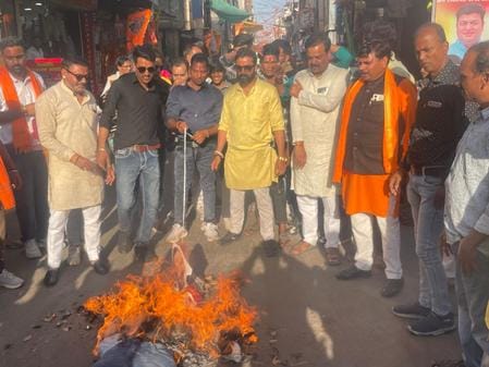 sehore news: The effigy of love jihadi advocate was first hanged and then burnt with shoes.
