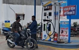 Order ineffective, people without helmets are getting petrol openly