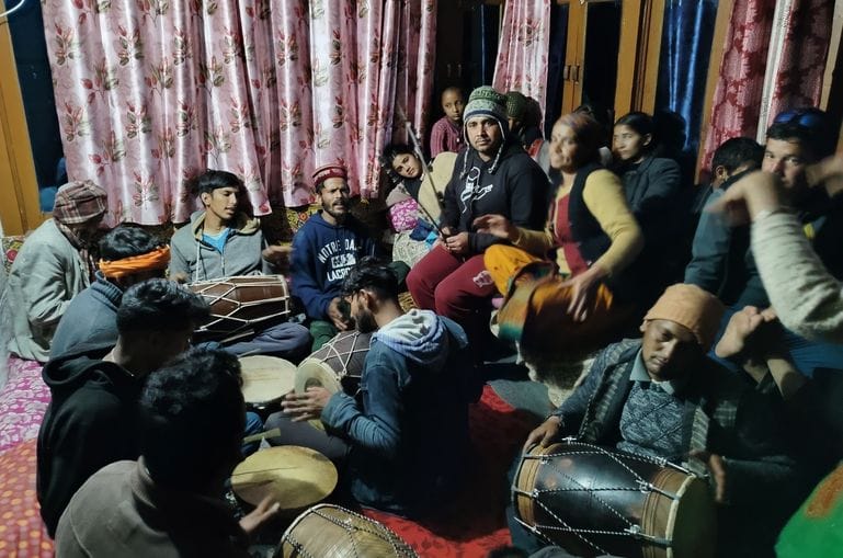 The outer chamber echoed with the melodious sound of the tongs and brass along with the castes.