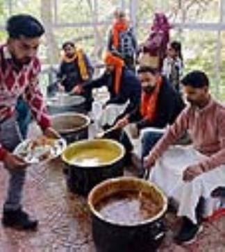 Queues of devotees formed in Baba Dhansar temple, Ganga water, Bilvapatra and ashes were offered and blessings of Bhole were offered.