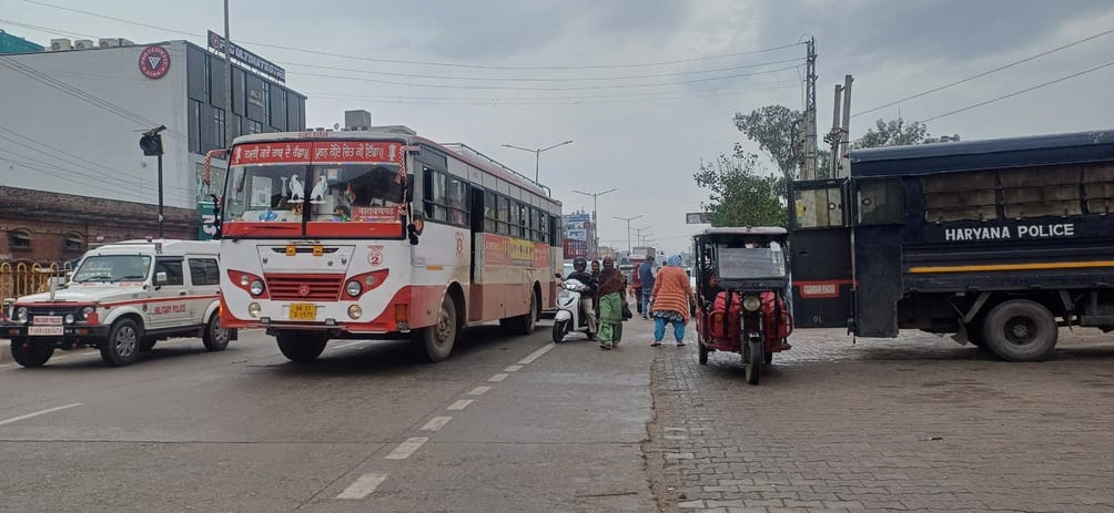 Buses stopping on the highway, danger of accident