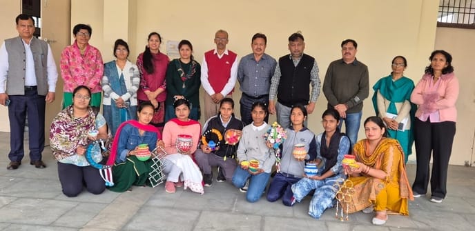 Ankita of MA Hindi first year was first in Matki competition