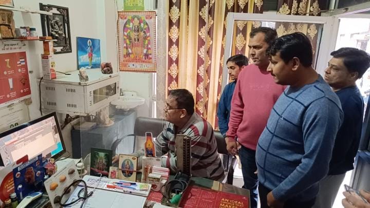 Bike rider ran away after cheating gold chain from Saraf's father