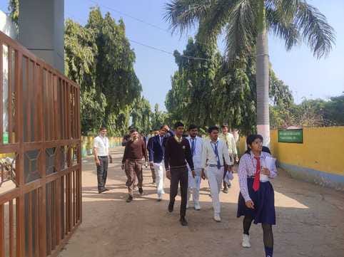95 students were absent in class 10th Hindi subject exam