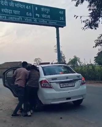 Car riders kidnapped the youth from near the police station
