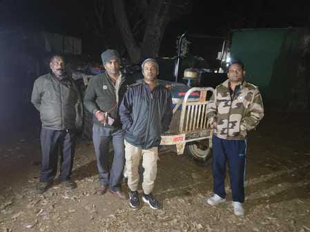 Umaria News: Ranger catches tractor doing illegal sand mining in Bandhavgarh Tiger Reserve