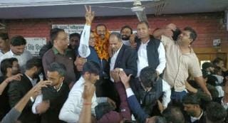 Crown of District Bar Association President placed on Advocate Sandeep Tanwar's head, Vinod Bhardwaj becomes Secretary