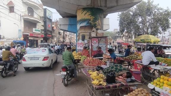 Encroachment at Mukhlispur intersection, problem due to traffic jam