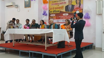 मथुरा। गीता शोध संस्थान में कलाकारों का ऑडिशन लेते सांसद व निर्माता।