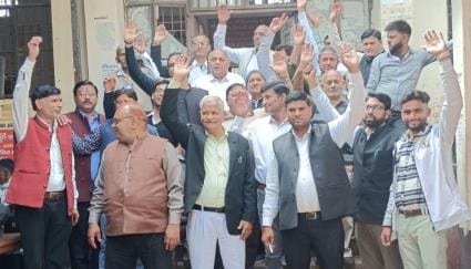 Advocates gave ultimatum to the district administration, raised slogans