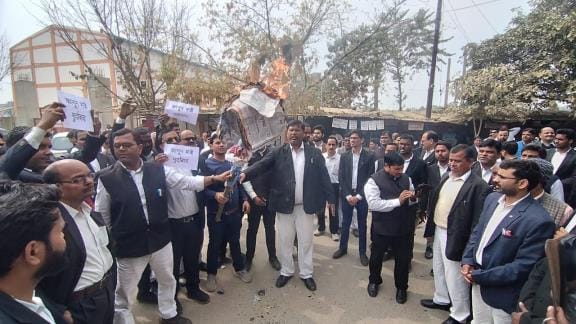 Advocates burnt the effigy of Law Minister, raised slogans against the government