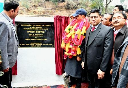पुंछ जिले के मनकोट तहसील में जल वितरण योजना का उद्घाटन करते मंत्री जावेद अहमद राणा