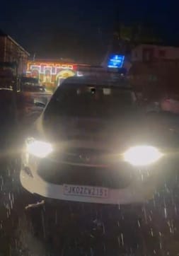 पुंछ में अनाउंसमेंट करता पुलिस वाहन