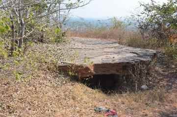 Damoh News: 12 feet long rock of Naugaja hill becomes a mystery for geologists