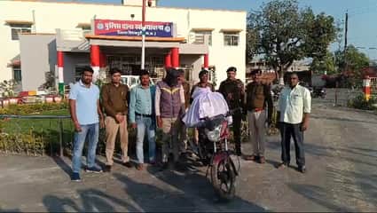 पुलिस की गिरफ्त में आरोपी