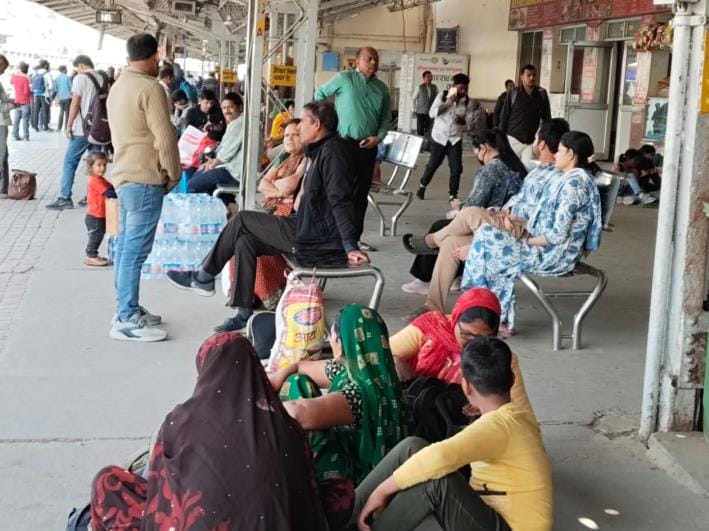 Himgiri was delayed by six hours and Farakka Express by five hours.