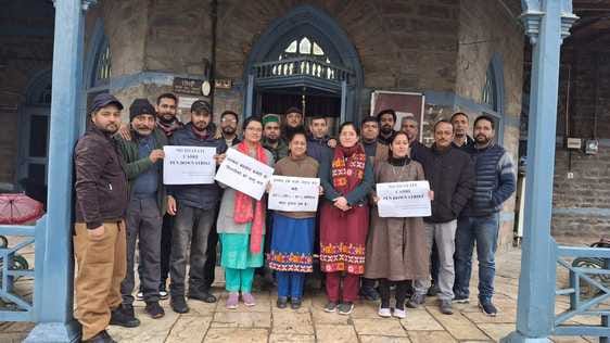 Patwari and Kanungo Mahasangh hold pen down strike in extreme cold