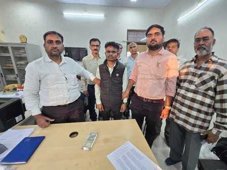 Assistant reader of SDM office caught taking bribe of fifty thousand: EOW took action