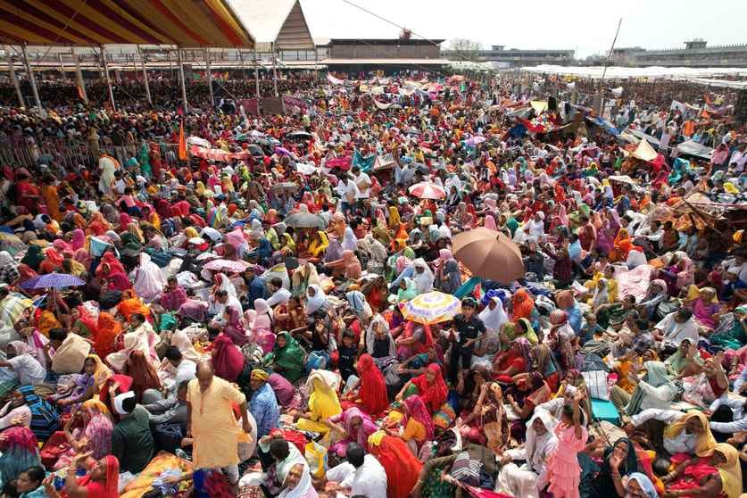 सीहोर के कुबेरेश्वरधाम की शिवपुराण कथा में भारी संख्या में श्रद्धालु पहुंच रहे हैं