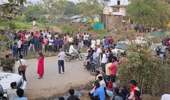 Sehore News: Villagers protested against the mineral inspector who came to seize the machine