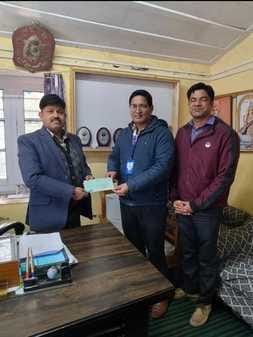 State Bank Branch Kungsh gave a check of two lakhs to Kungsh School