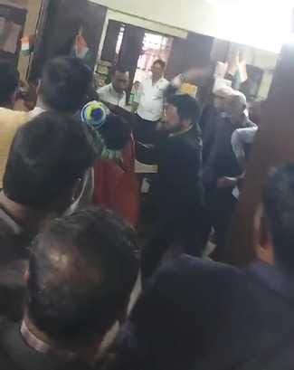 Two parties clashed while registering the land deed, there was also a fight