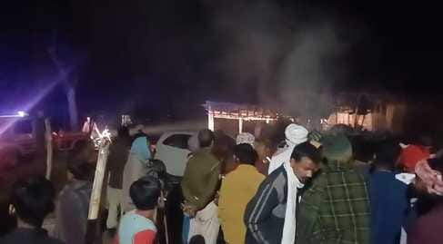 घटनास्थल पर जुटी ग्रामीणों की भीड़।