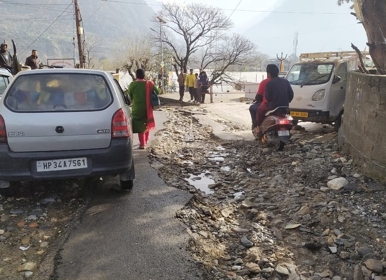 Employees busy in restoring roads and electricity as soon as the weather opens