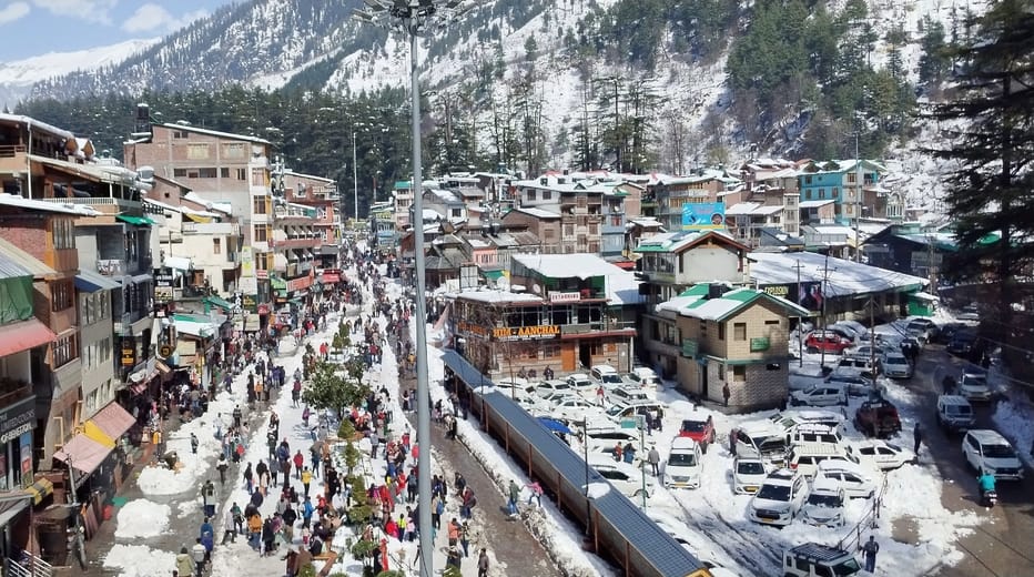 Manali's Mall Road becomes snow point for tourists