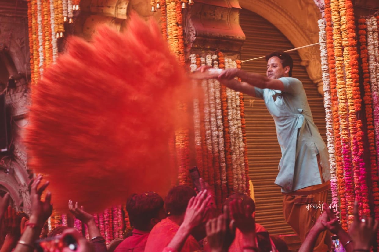 bhakti, prem aur rangon mein rang mein rang rahe shraddhaalu