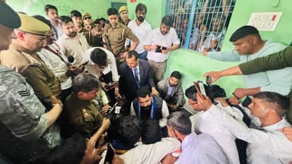 मथुरा। सिर्रेला में मृतक के परिजनों से बातचीत करते चंद्रशेखर आजाद।