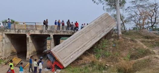 Bus collided with Bolero on the highway, broke the railing and fell into the drain, eight injured
