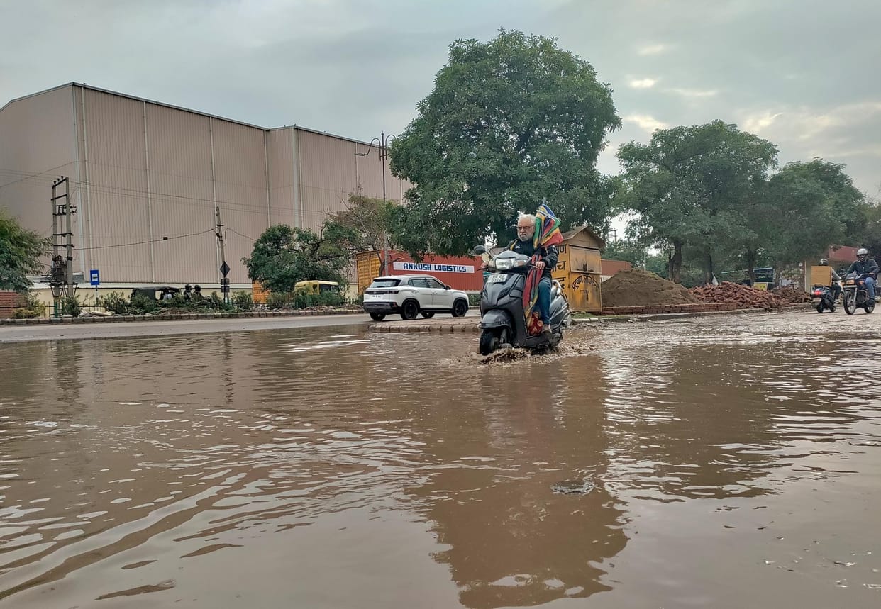 Drizzle continued amidst dense clouds, roads and streets jammed
