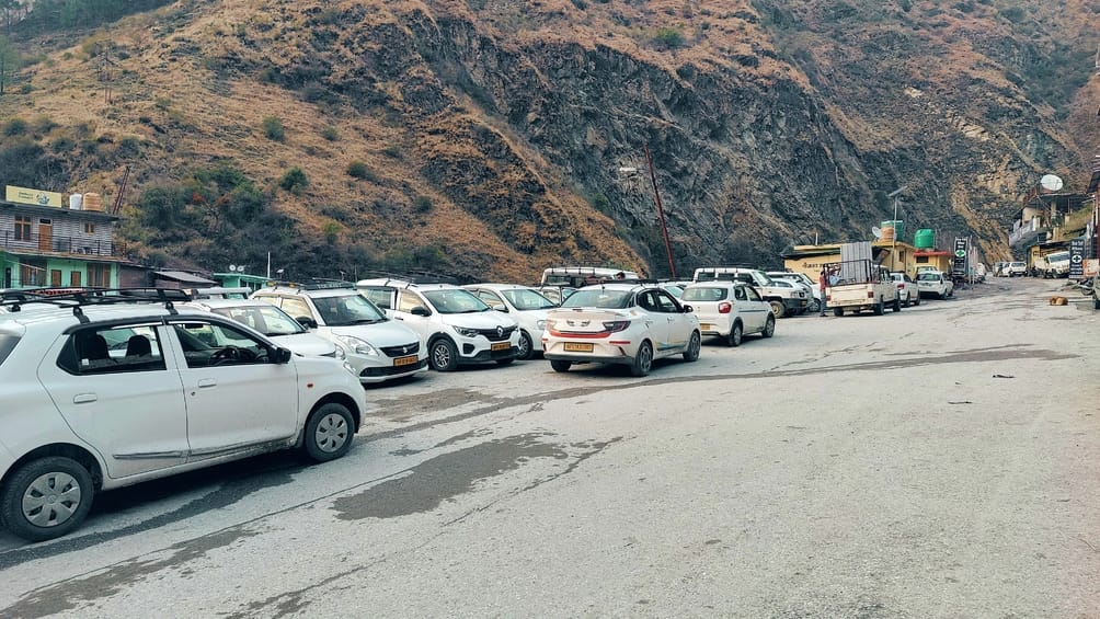 No parking in Sainj Bazaar, vehicles have to be parked on the roadside.